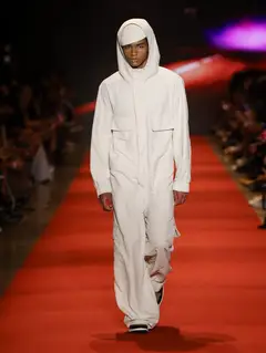Look 4: macacão com capuz