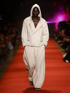 Look 5: jaqueta com capuz, calça