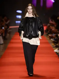 Look 7: jaqueta bomber, camisa, calça
