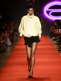 Look 8: jaqueta, gravata, saia