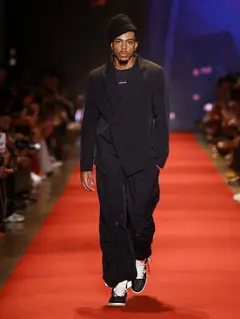 Look 10: blazer, camiseta, calça