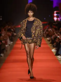 Look 17: jaqueta, camiseta, mini saia