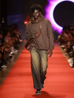 Look 18: moletom, calça jeans