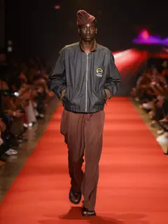 Look 19: jaqueta, calça, gorro