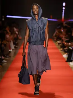 Look 21: colete, bermuda, bolsa