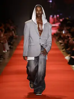Look 22: blazer, moletom, calça
