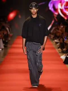 Look 23: polo, calça, boné