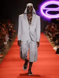 Look 24: blazer, bermuda, capuz