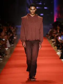 Look 28: moletom, calça
