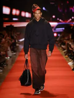 Look 29: moletom, calça, gorro, bolsa
