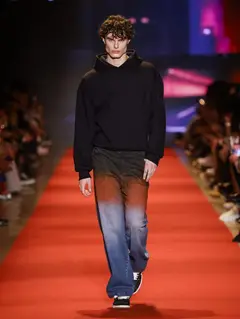 Look 30: moletom, calça