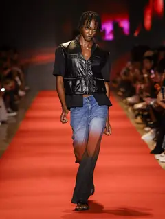 Look 31: colete, camiseta, calça