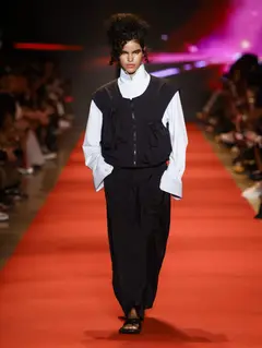 Look 32: colete, camisa, calça