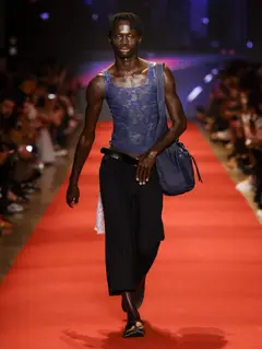 Look 33: regata, calça, bolsa