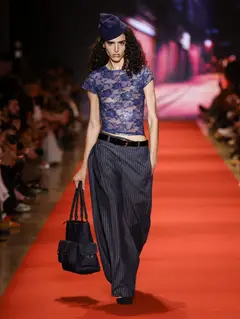Look 34: top, calça, gorro, bolsa