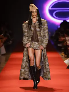 Look 36: casacão, shorts, body, gorro, bota