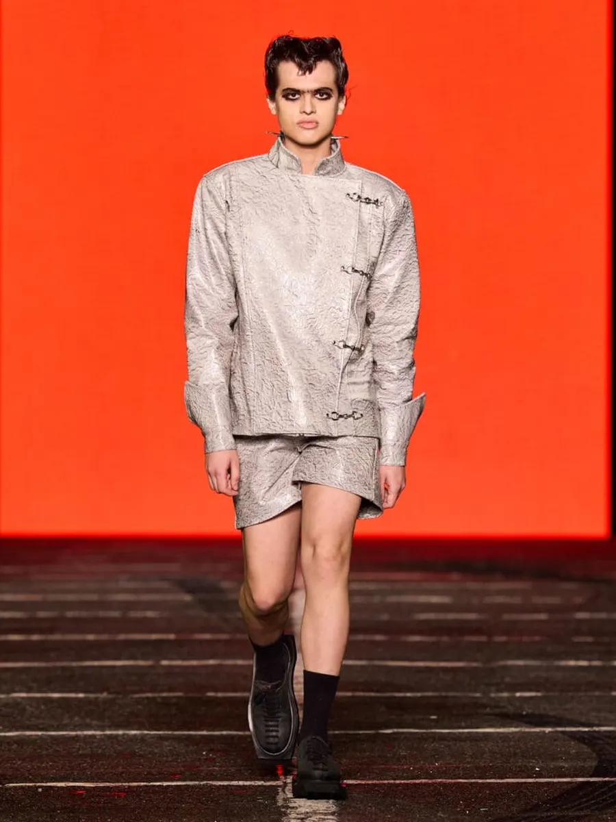 Look 51: jaqueta, shorts