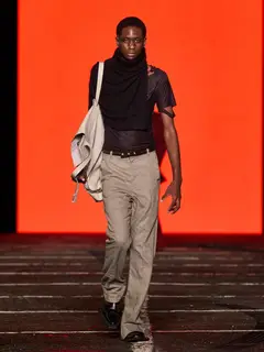 Look 12: camiseta, cachecol, calça