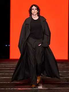 Look 16: casaco, camiseta, calça