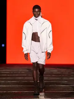 Look 20: jaqueta, camisa, shorts