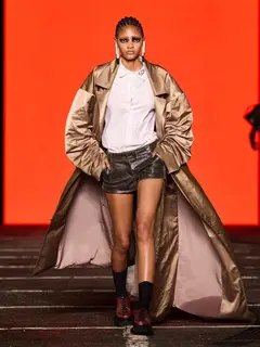 Look 23: casaco, camisa, shorts