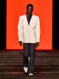 Look 24: blazer, top, calça