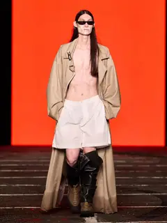 Look 27: casaco, shorts