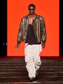 Look 28: jaqueta, regata, calça