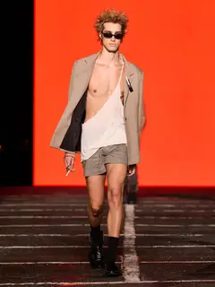 Look 31: blazer, regata, shorts