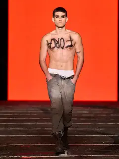 Look 32: calça, cueca
