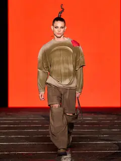 Look 34: blusa, bermuda, polainas