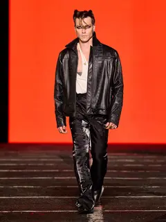 Look 35: jaqueta, camisa, calça