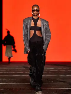 Look 36: blazer, body, calça