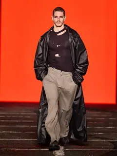 Look 48: casaco, camiseta, calça