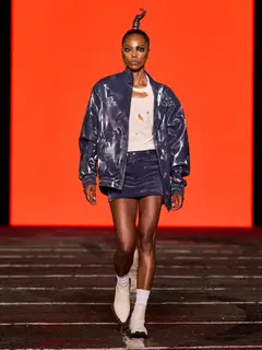 Look 54: jaqueta, regata, saia