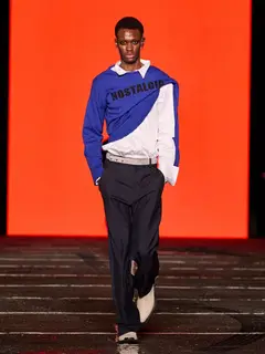 Look 56: suéter, camisa, calça
