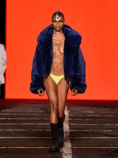 Look 58: casaco, calcinha