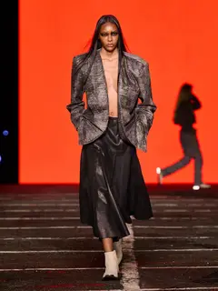Look 64: blazer, saia