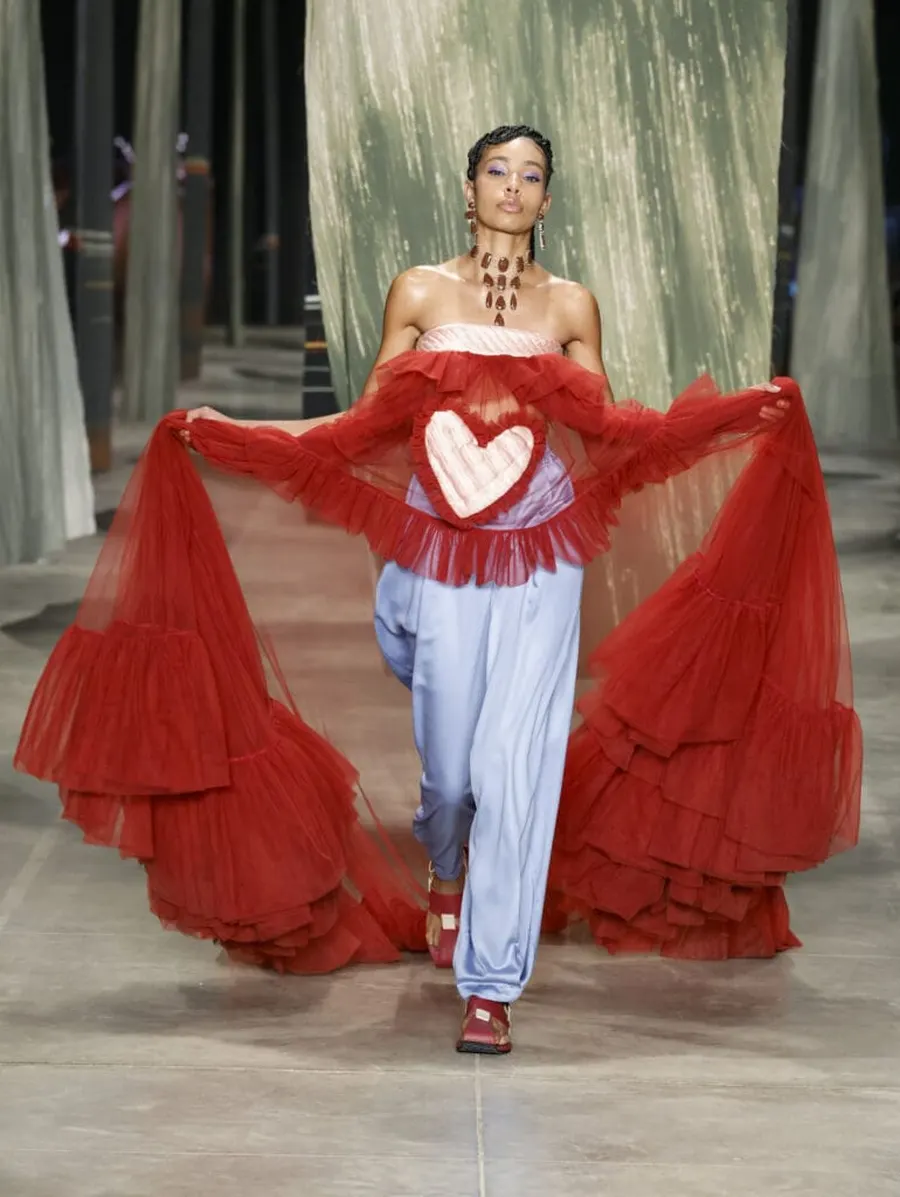Look 1: Abertura · tomara que caia com capa de tule vermelho