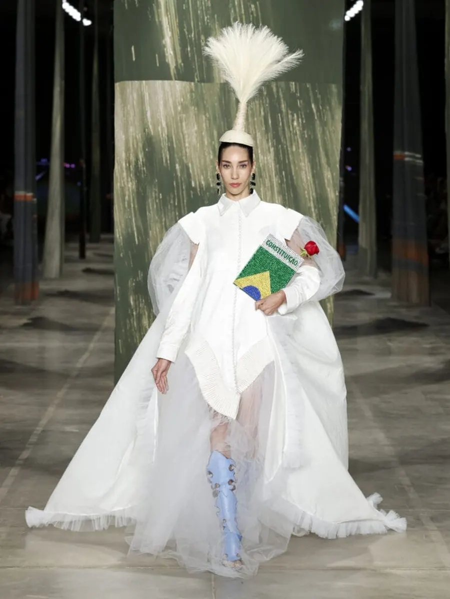 Look 30: camisa-vestido, capa, saia