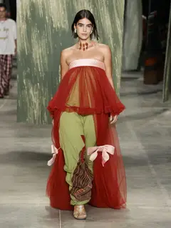 Look 6: top tomara-que-caia, calça, saia de tule