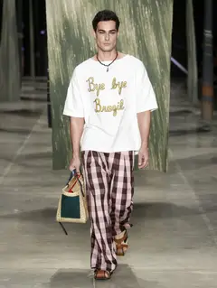 Look 7: camiseta, calça