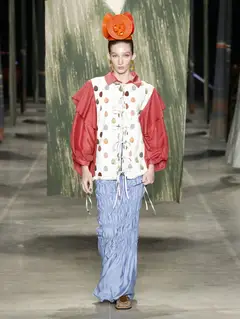 Look 8: colete, blusa, saia