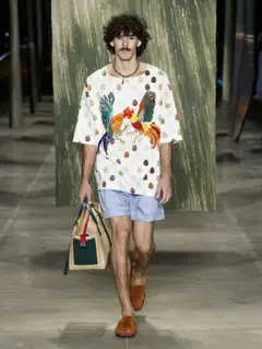 Look 10: camiseta, shorts