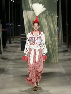 Look 11: camisa, saia