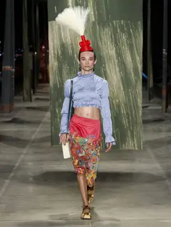 Look 12: blusa cropped, saia