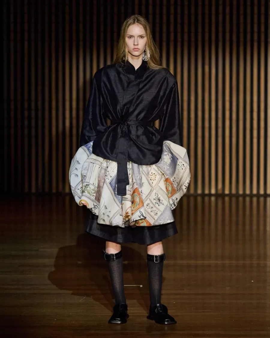 Look 1: Abertura · saia balão estampada sobre jaqueta preta