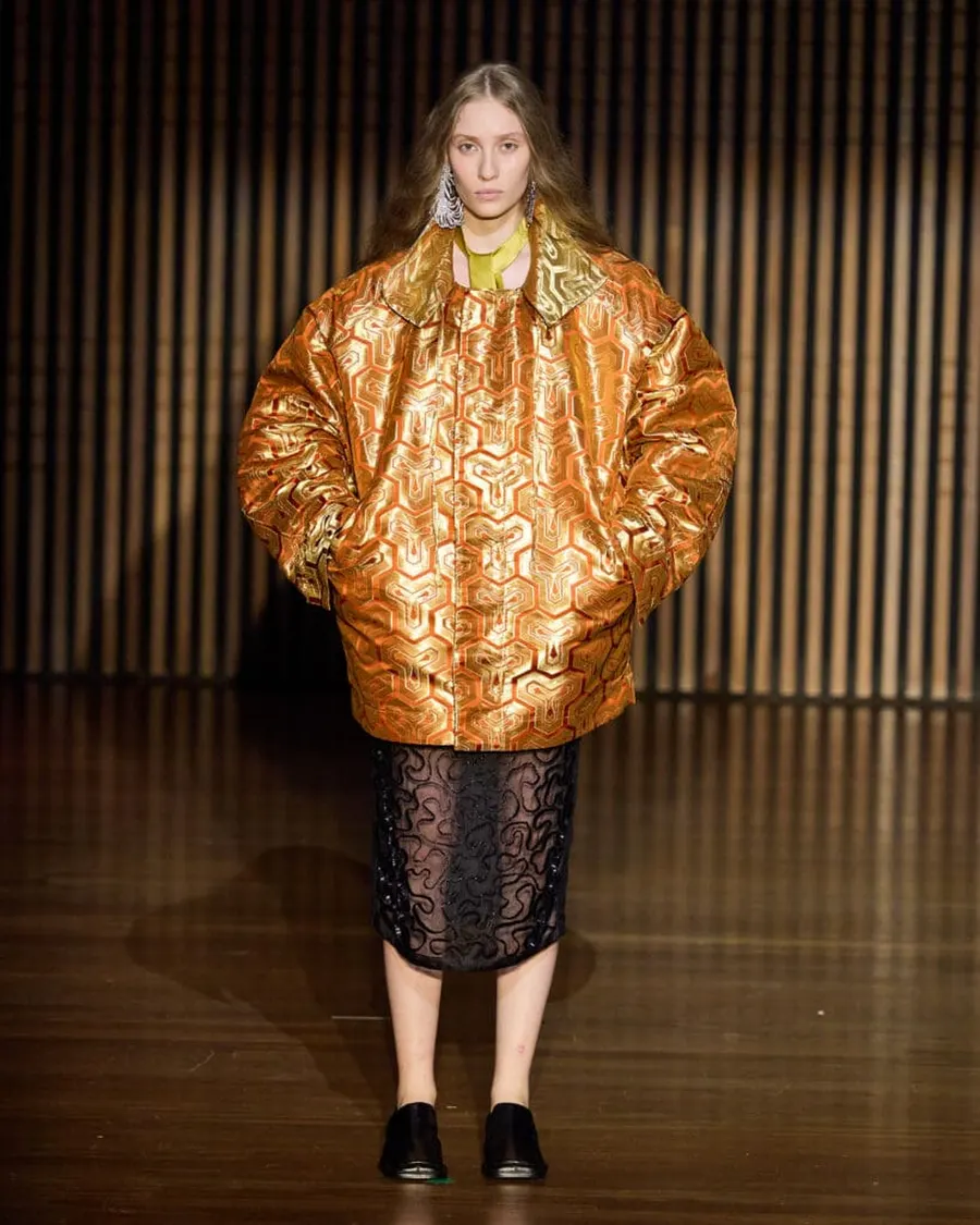 Look 18: casaco, saia