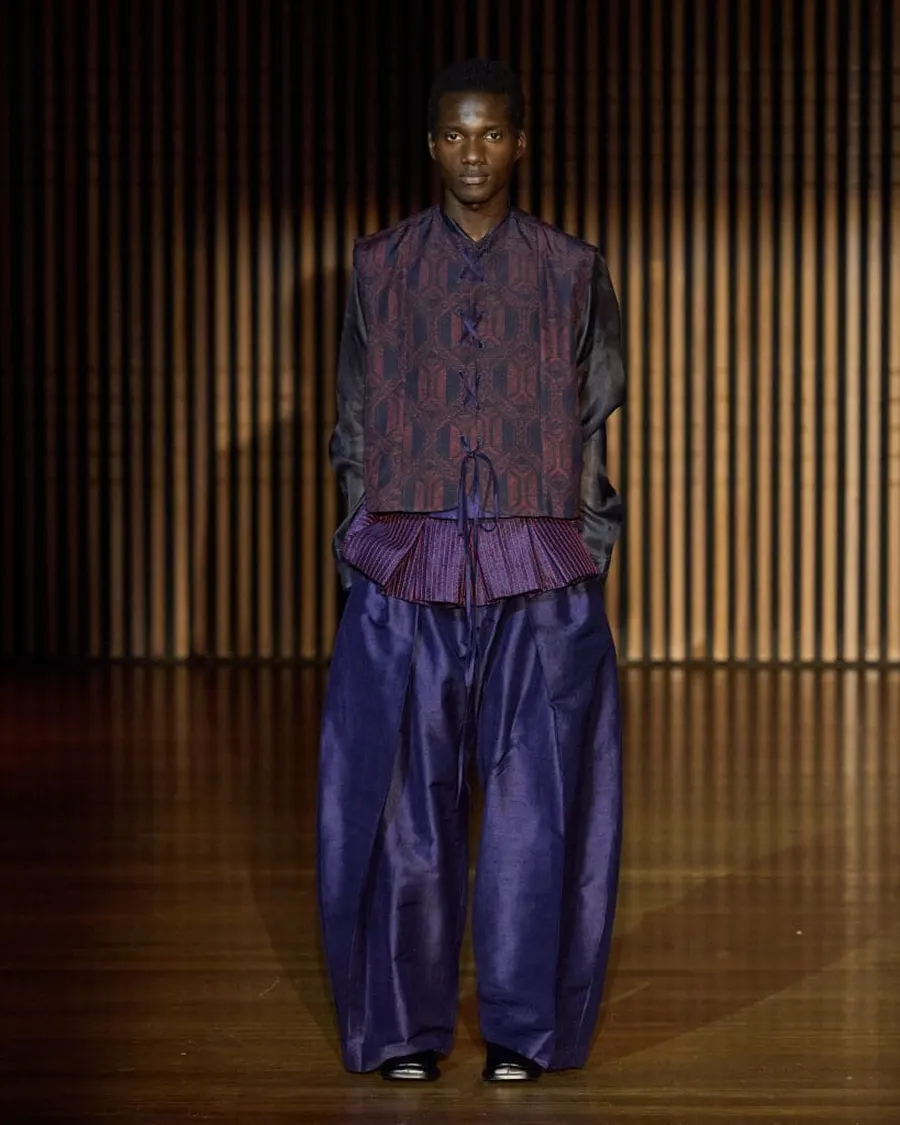 Look 31: colete, calça, camisa