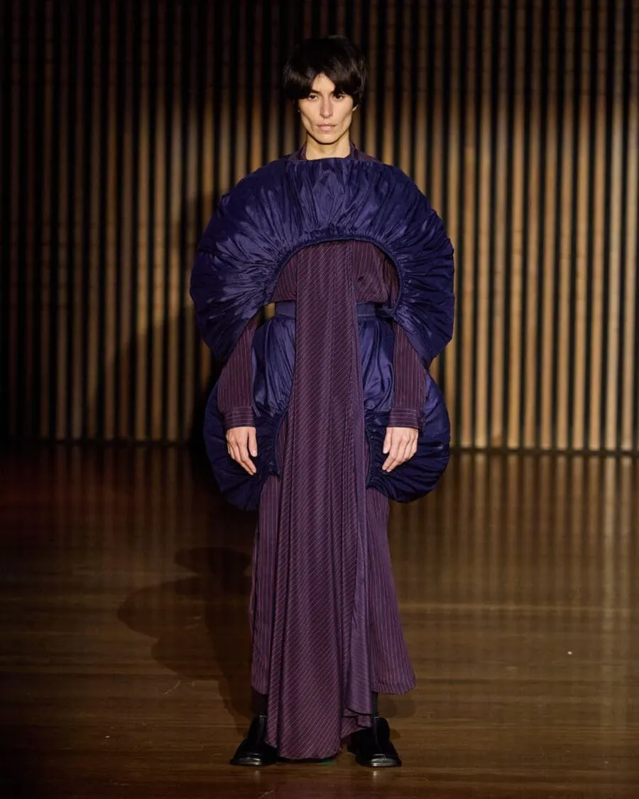 Look 32: vestido, capa
